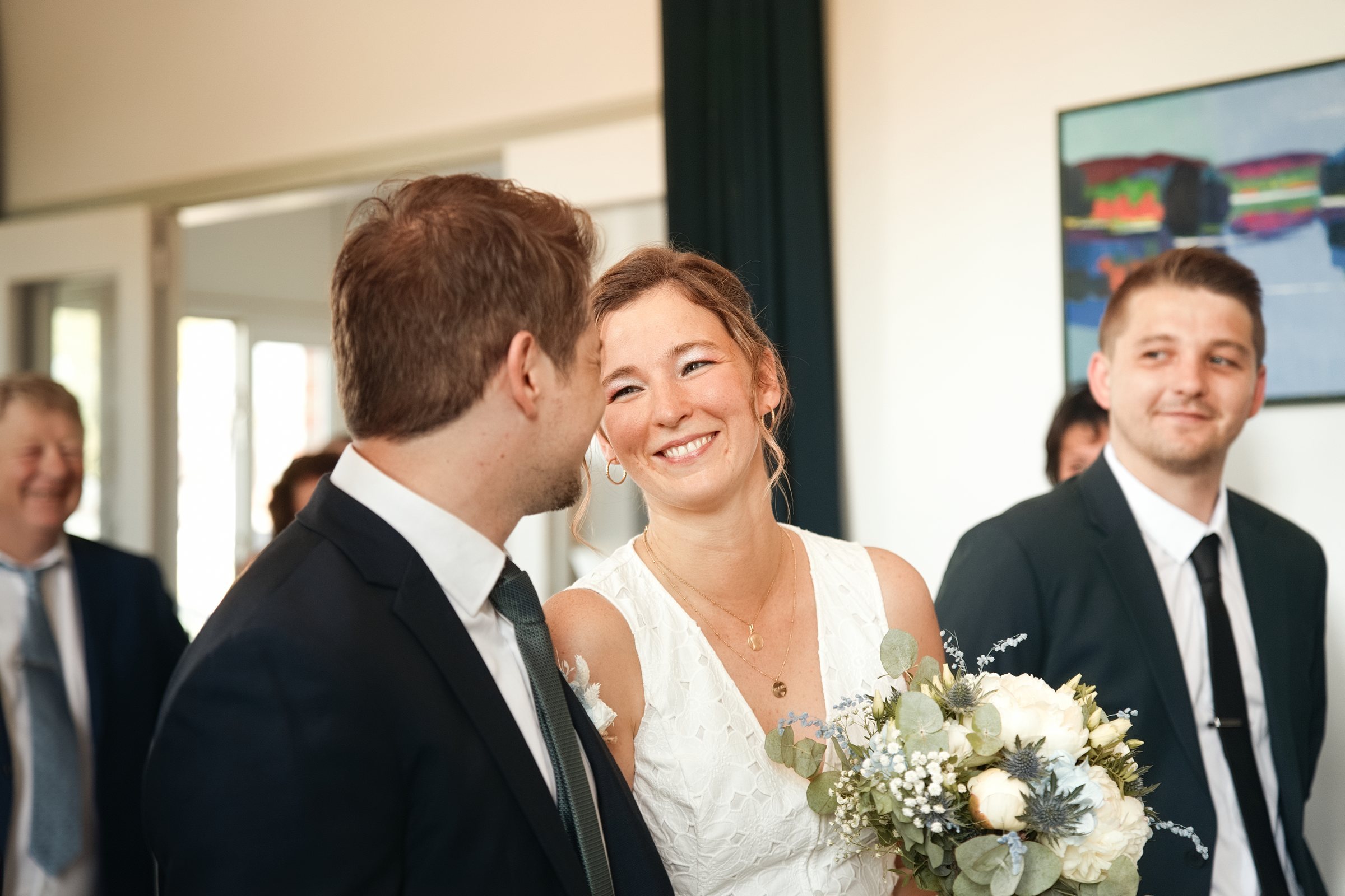 Adeline échange un sourire complice avec Louis pendant la cérémonie