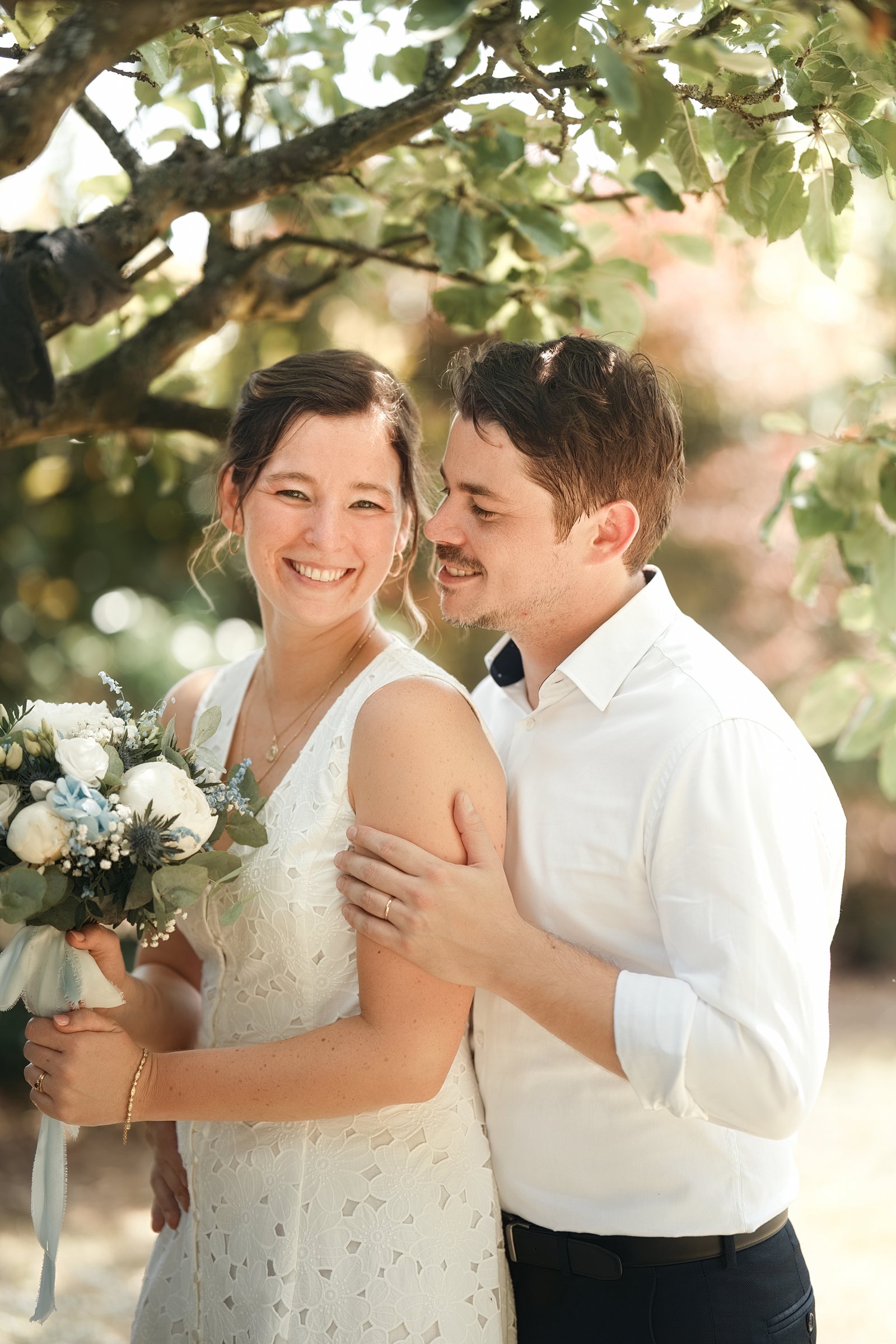 Portrait naturel d’un couple de jeunes mariés